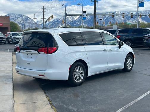 Bright White Clearcoat 2022 Chrysler Voyager LX