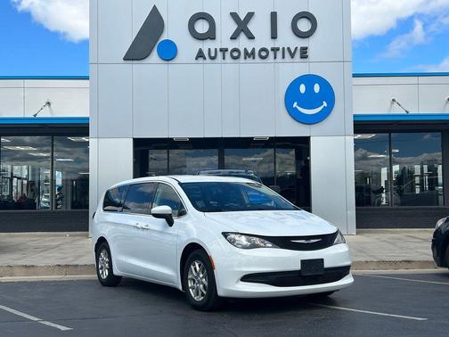 Bright White Clearcoat 2022 Chrysler Voyager LX