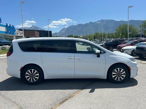 2023 Chrysler Pacifica Hybrid Touring L