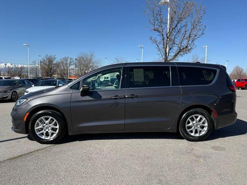 2023 Chrysler Pacifica Touring-L