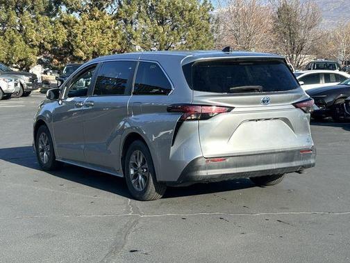 2021 Toyota Sienna LE