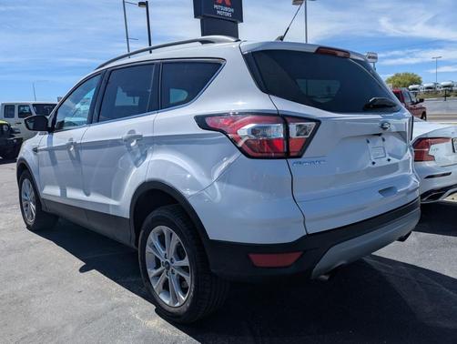 Oxford White 2018 Ford Escape SE