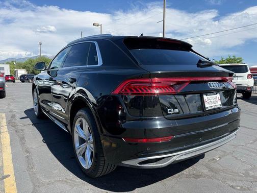 Mythos Black Metallic 2022 Audi Q8 55 Prestige