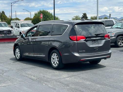 Granite Crystal Clearcoat Metallic 2020 Chrysler Pacifica Touring-L