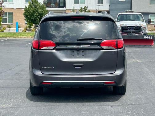 Granite Crystal Clearcoat Metallic 2020 Chrysler Pacifica Touring-L