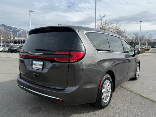 2023 Chrysler Pacifica Touring-L