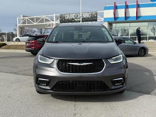 2023 Chrysler Pacifica Touring-L