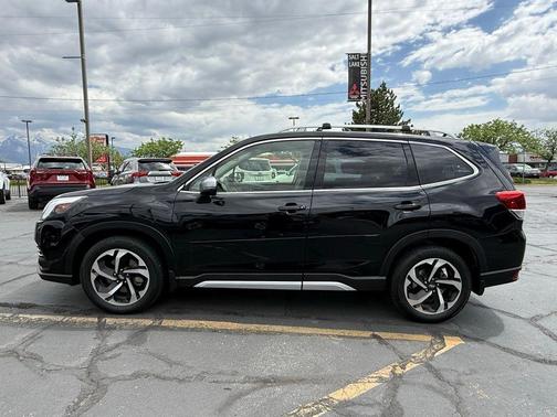Crystal Black Silica 2022 Subaru Forester Touring