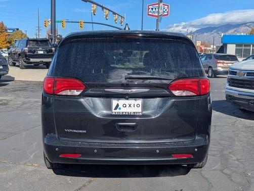2022 Chrysler Voyager LX