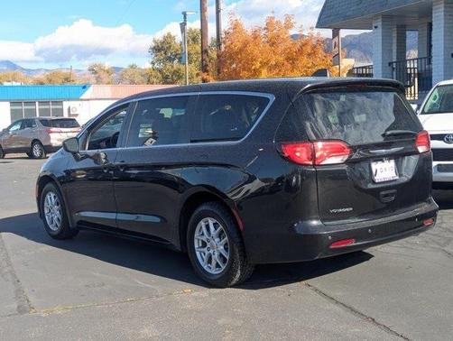 2022 Chrysler Voyager LX