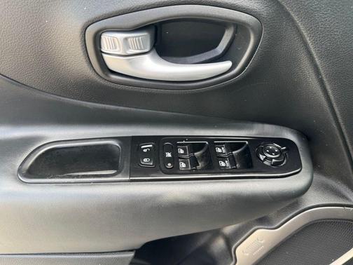 Slate Blue Pearlcoat 2023 Jeep Renegade Latitude