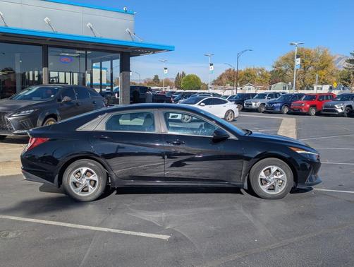 2023 Hyundai ELANTRA SE