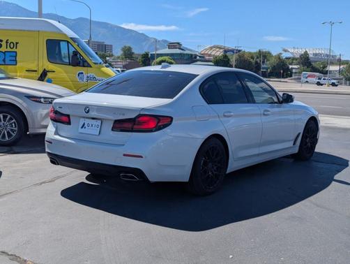 White Metallic 2022 BMW 530 i xDrive