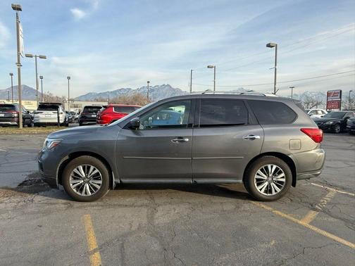 2017 Nissan Pathfinder SV
