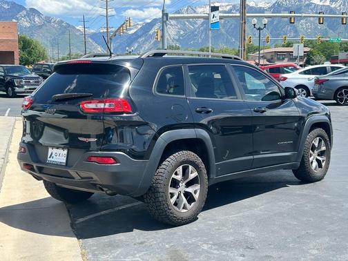 Brilliant Black Crystal Pearlcoat 2014 Jeep Cherokee Trailhawk