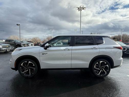 2025 Mitsubishi Outlander PHEV SE