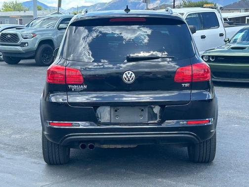 Deep Black Pearl Effect 2017 Volkswagen Tiguan 2.0T Sport
