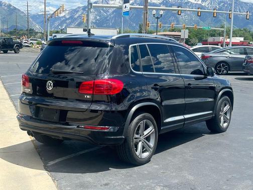 Deep Black Pearl Effect 2017 Volkswagen Tiguan 2.0T Sport