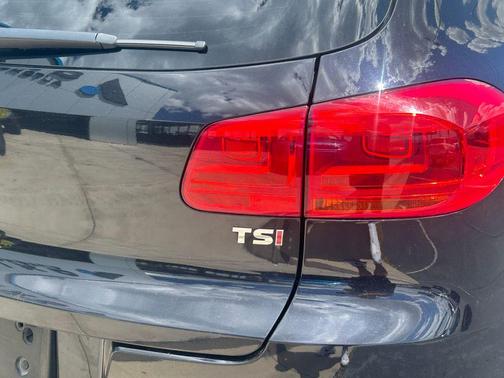 Deep Black Pearl Effect 2017 Volkswagen Tiguan 2.0T Sport
