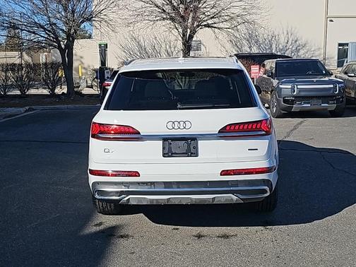 2024 Audi Q7 45 Premium Plus