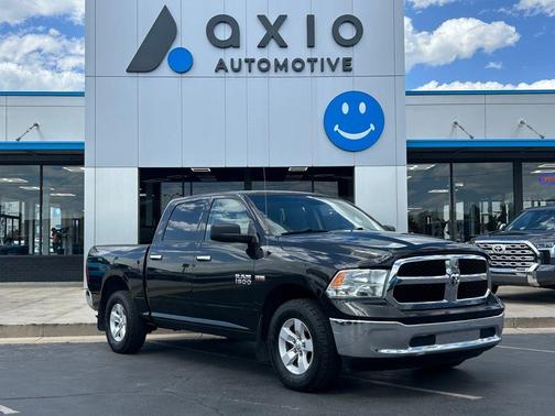 Brilliant Black Crystal Pearlcoat 2018 RAM 1500 SLT