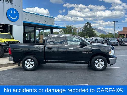 Brilliant Black Crystal Pearlcoat 2018 RAM 1500 SLT