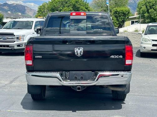 Brilliant Black Crystal Pearlcoat 2018 RAM 1500 SLT