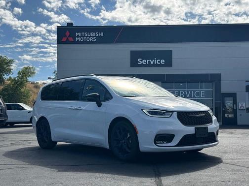 Bright White Clearcoat 2025 Chrysler Pacifica Limited