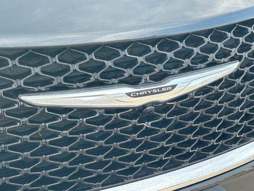 Brilliant Black Crystal Pearlcoat 2023 Chrysler Pacifica Touring-L