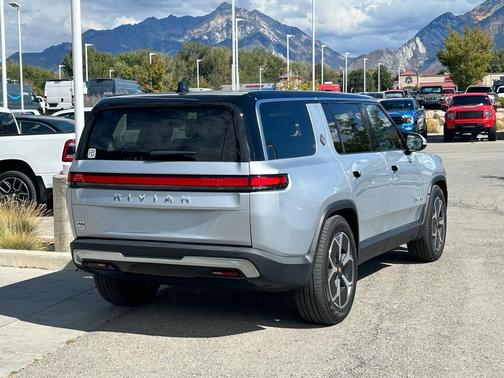 2024 Rivian R1S Adventure