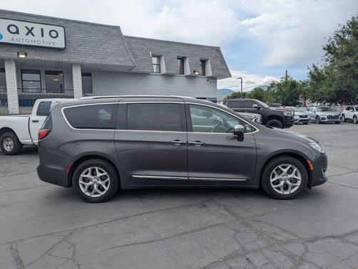 Granite Crystal Clearcoat Metallic 2020 Chrysler Pacifica Limited