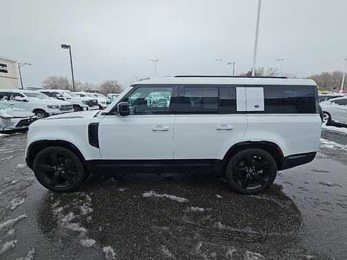 2024 Land Rover Defender P400 X-Dynamic SE