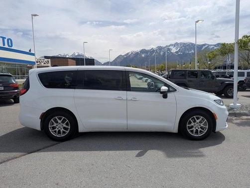 2023 Chrysler Pacifica Touring-L