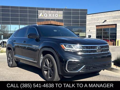 Deep Black Pearl Effect 2022 Volkswagen Atlas Cross Sport 2.0T SEL R-Line