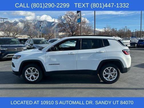 Bright White Clearcoat 2024 Jeep Compass Latitude