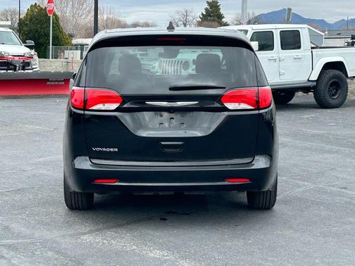 2024 Chrysler Voyager LX