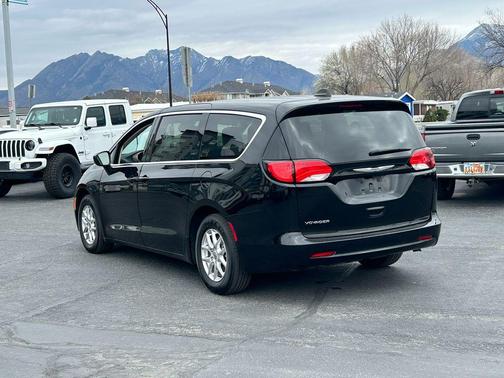 2024 Chrysler Voyager LX