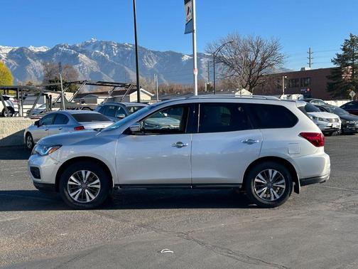 2017 Nissan Pathfinder SV