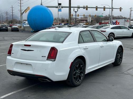2023 Chrysler 300 Touring L