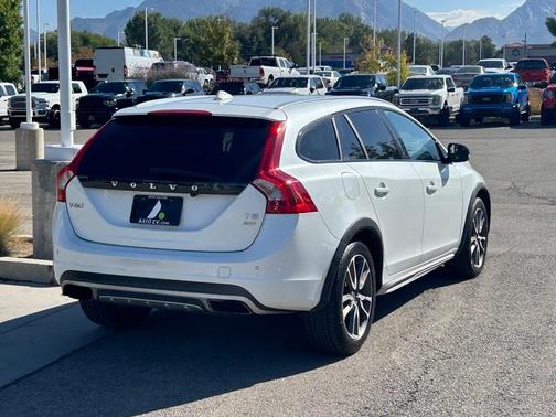2016 Volvo V60 Cross Country T5 Platinum