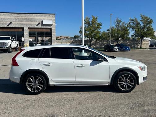 2016 Volvo V60 Cross Country T5 Platinum