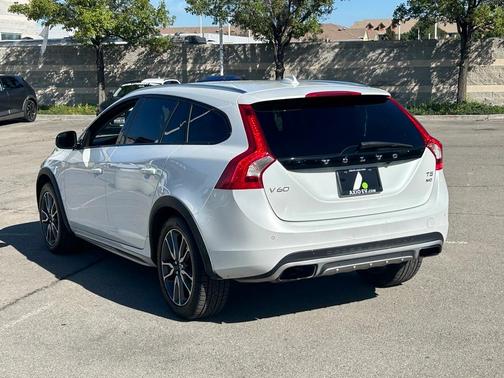 2016 Volvo V60 Cross Country T5 Platinum