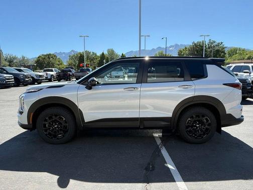 Diamond White 2026 Mitsubishi Outlander EDITION