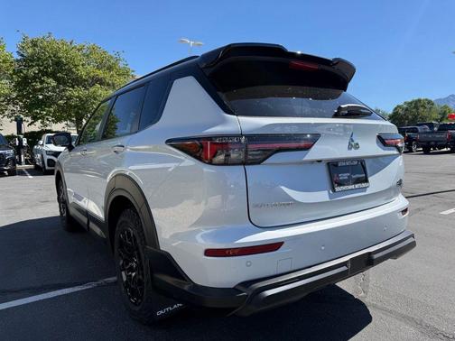 Diamond White 2026 Mitsubishi Outlander EDITION