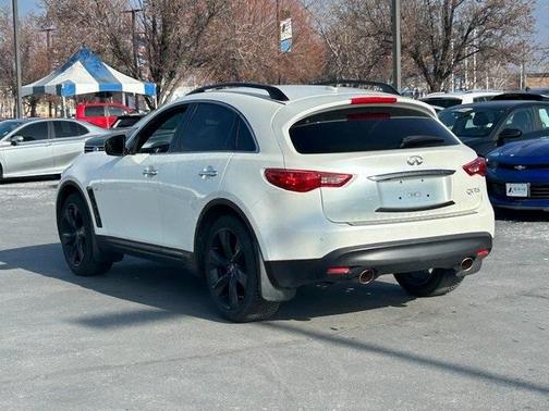 2017 INFINITI QX70 Base