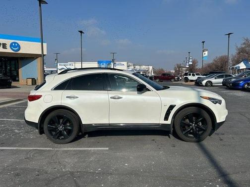 2017 INFINITI QX70 Base
