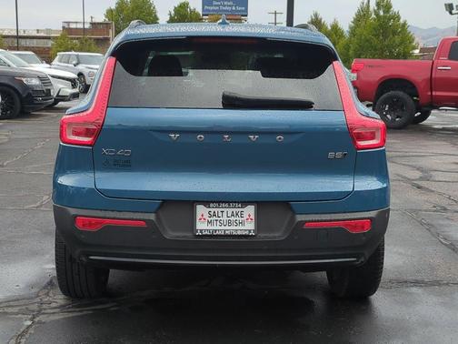 2023 Volvo XC40 B5 Plus Dark Theme