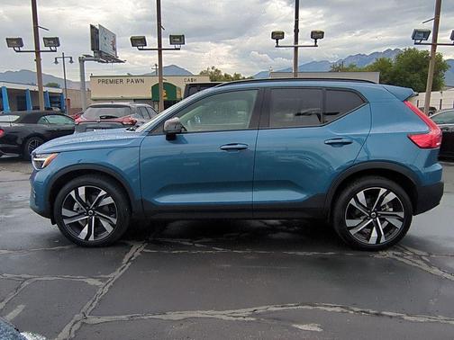 2023 Volvo XC40 B5 Plus Dark Theme