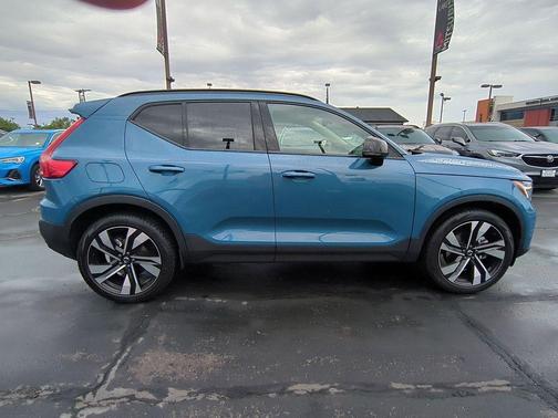 2023 Volvo XC40 B5 Plus Dark Theme