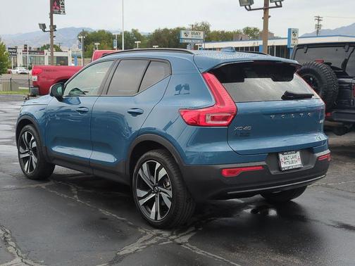 2023 Volvo XC40 B5 Plus Dark Theme